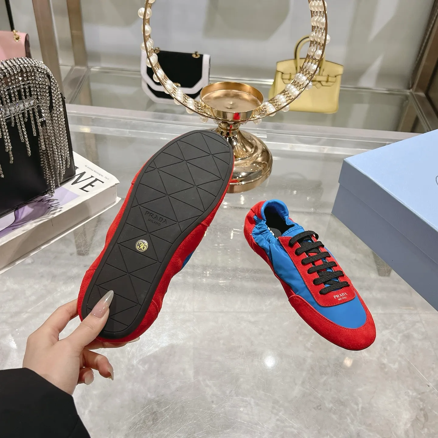 👟👟Ex-factory price 520👟👟Men's size +10 Couple style🎆Prada's new moral training shoes. The upper is suede with texture, and the inner sheepskin is wrapped. It is soft and waxy🎆The insole is thickened with lambskin. It is extremely comfortable to step on, has a sense of support, and feels well wrapped. The shoe shape is full of wrapping, light and easy to wear. A practical casual shoe that makes your legs appear taller! White is clean and refreshing, needed all year round, and can be easily worn with skirts and pants. Upper: imported suede/original molded fabric. Lining: sheepskin. Outsole: rubber outsole! Code number: 35-41 Color: burgundy blue brown green dark green yellow black red gray 9 colors available